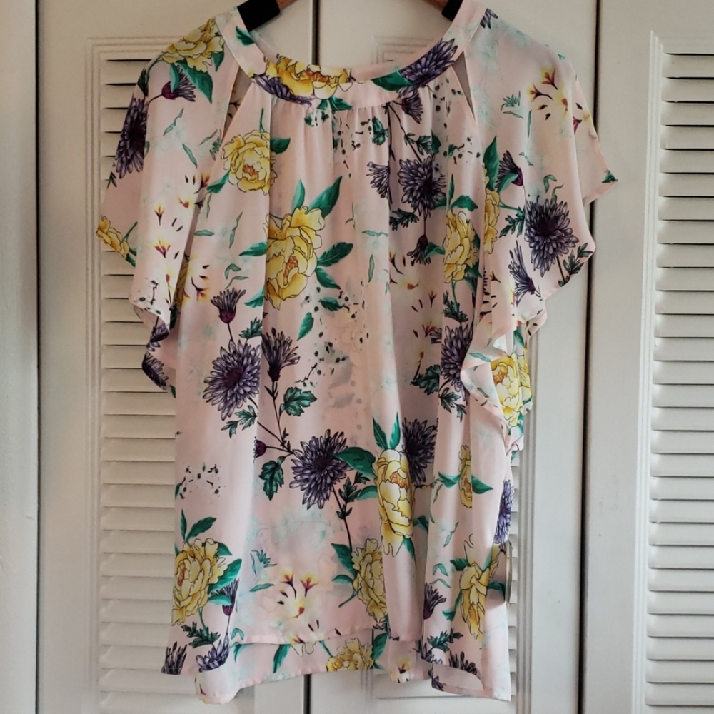 New Floral blouse w free flowing short sleeves